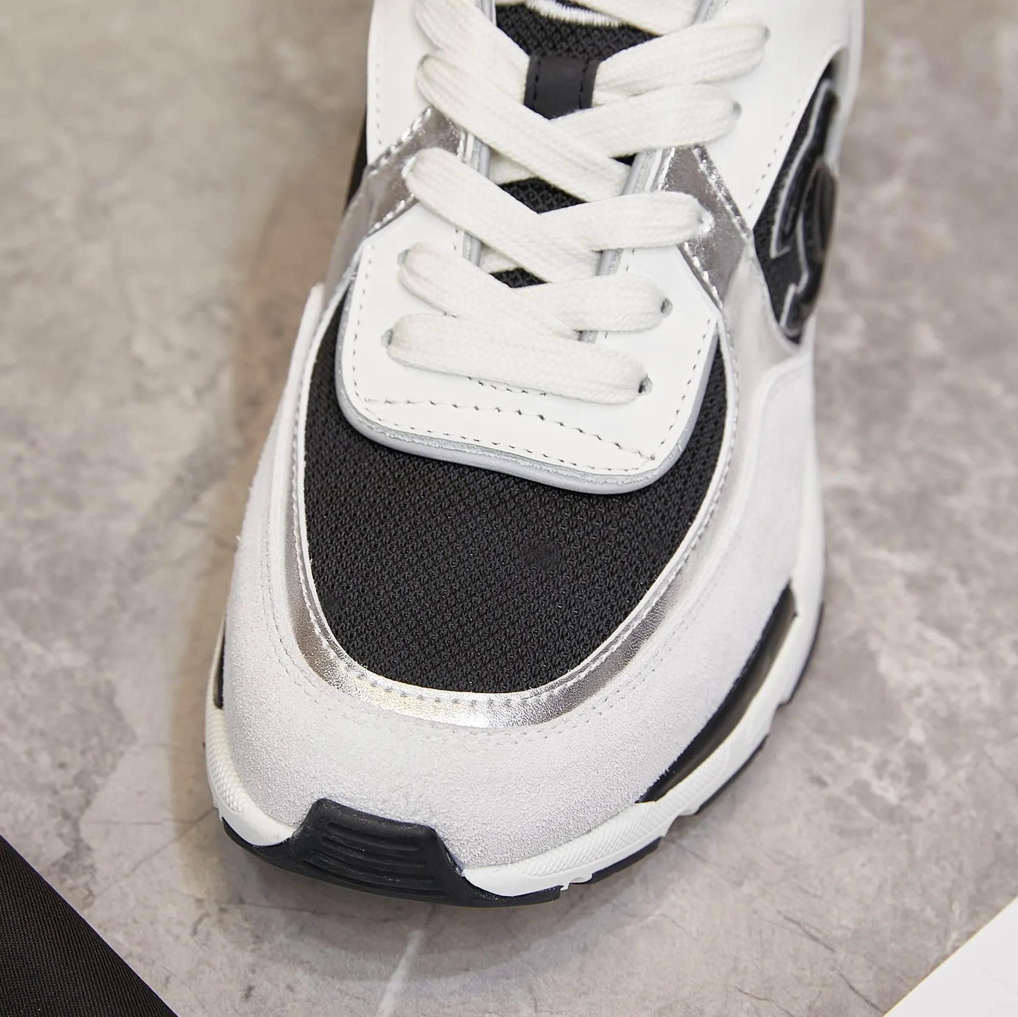 Men's shoes pP700! Chanel Chanel - 2024 counter top casual sneakers This classic design; the upper is embroidered with various techniques; the outsole is fashionable and sporty; the outsole is stylish and sporty; it incorporates a variety of color matching elements... The diversified mix and match is very good-looking and versatile, casual, fashionable, sports, and outdoor can be taken into account... ꫛꫀꪝ Go➫ Material: ❶Upper made of: original imported high silk cowhide suede + small fragrance fabric ❷Inner use: Original imported breathable sheepskin lining ❸ Outsole based on: Original TPU combination outsole Special counter boutique packaging complete set Women 35–41 Men 38-45